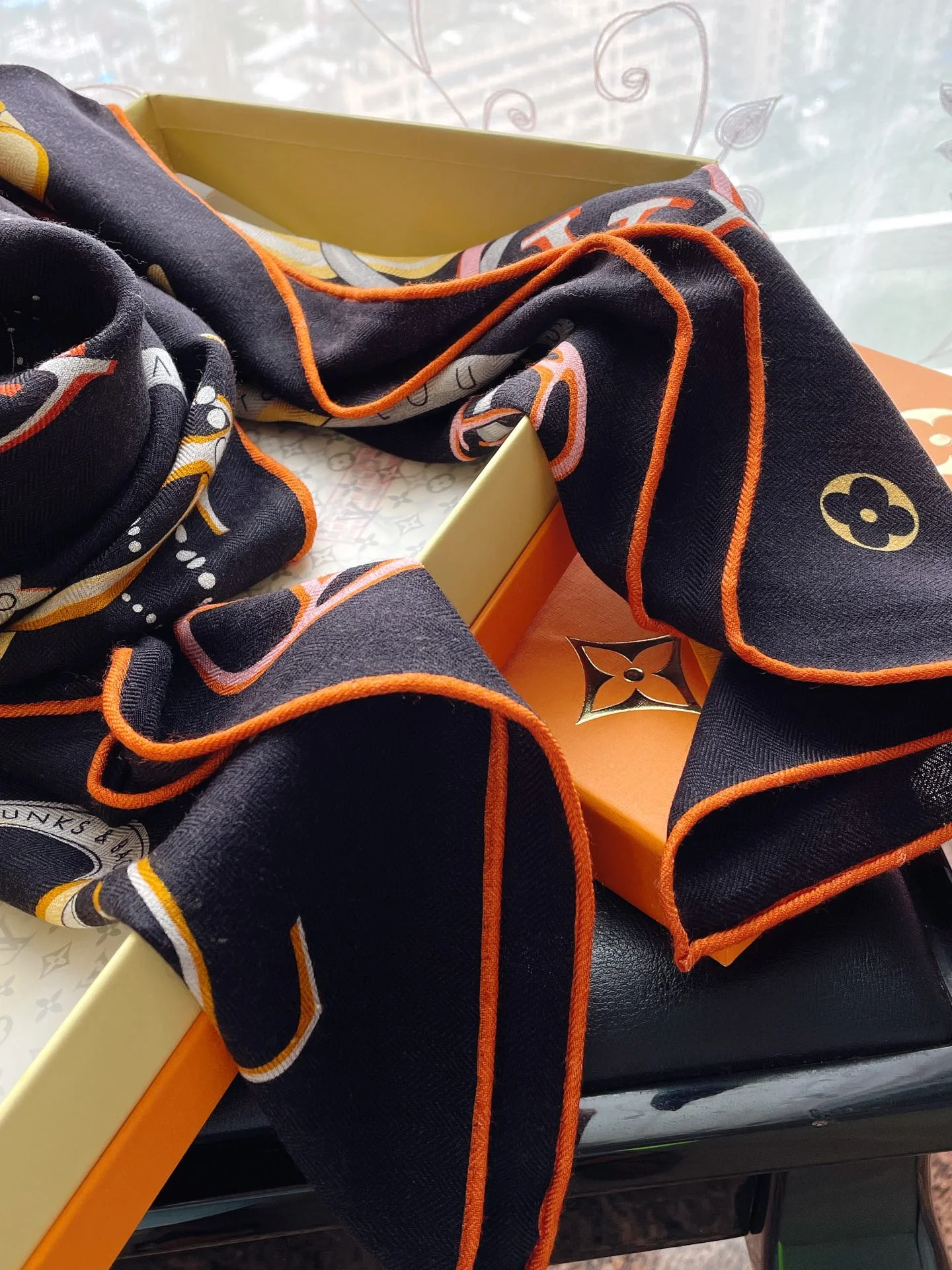 Кашемировый платок LV Vivienne and Beyond, 140 см, черный.