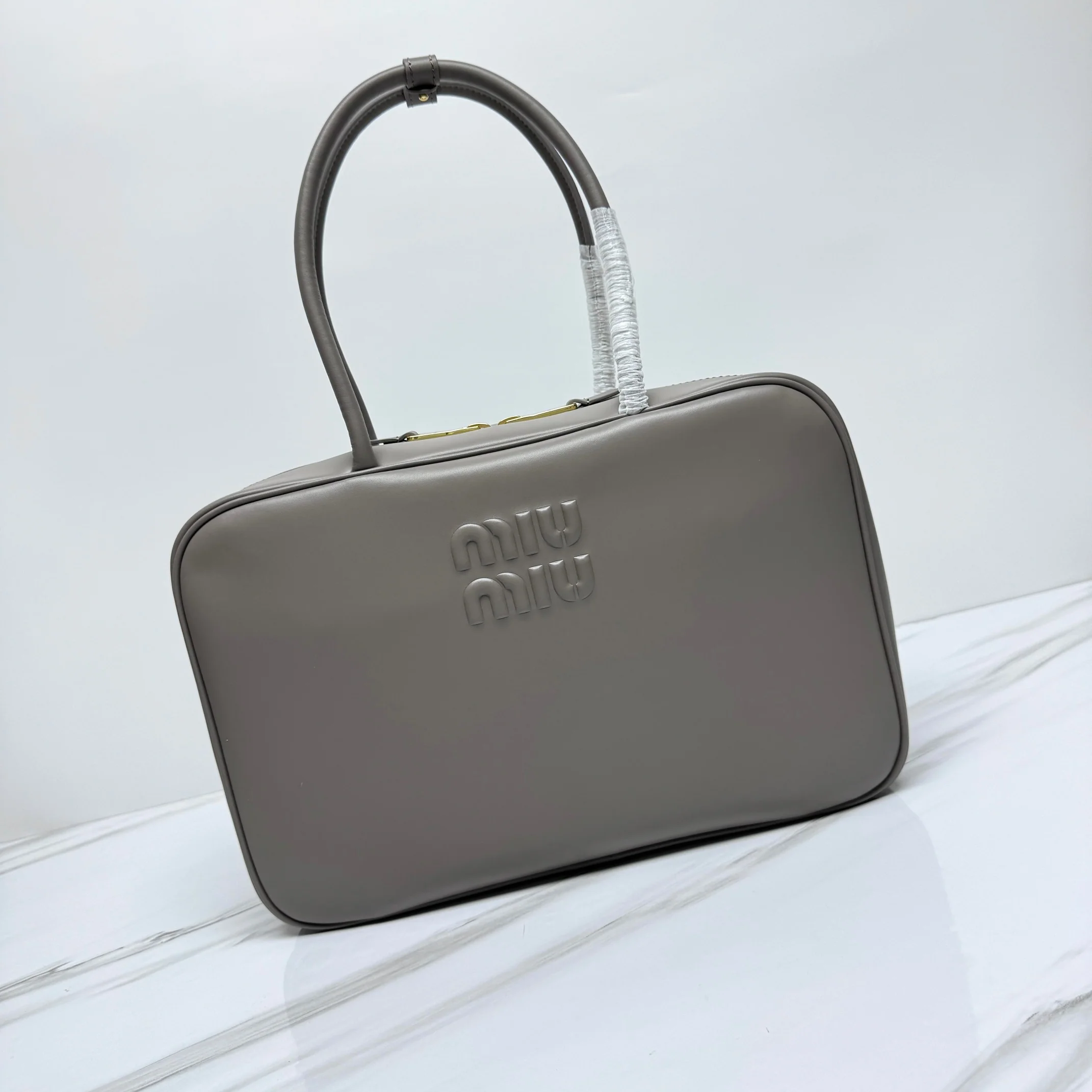 Портфель Miu Miu 5bb117 с длинной ручкой, полностью кожаный, серый.