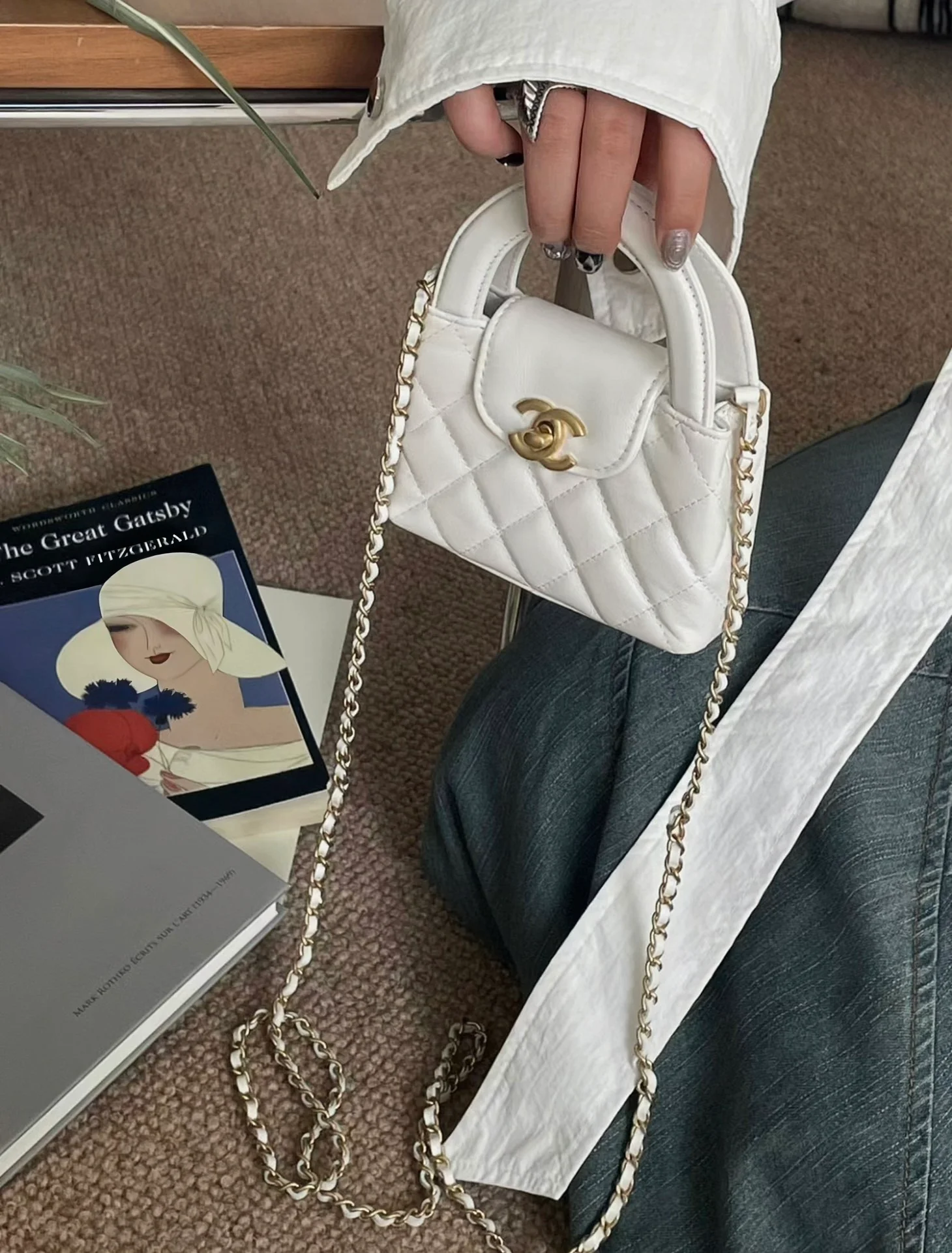 Миниатюрная сумочка Chanel Kelly на цепочке, белая.