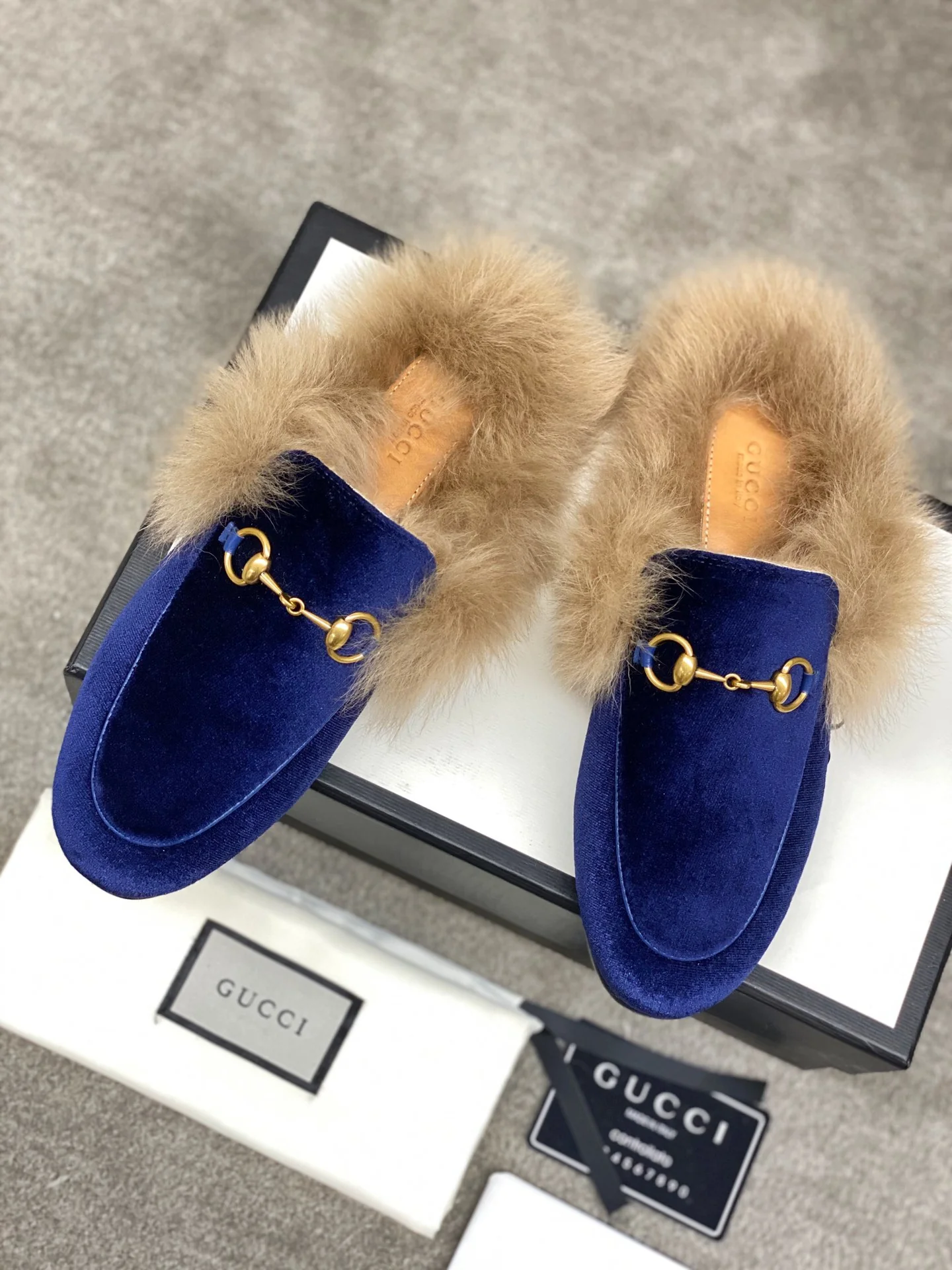 Бутик Gucci 2020 — Последние модели с подиума — Меховые тапочки — Замшевые