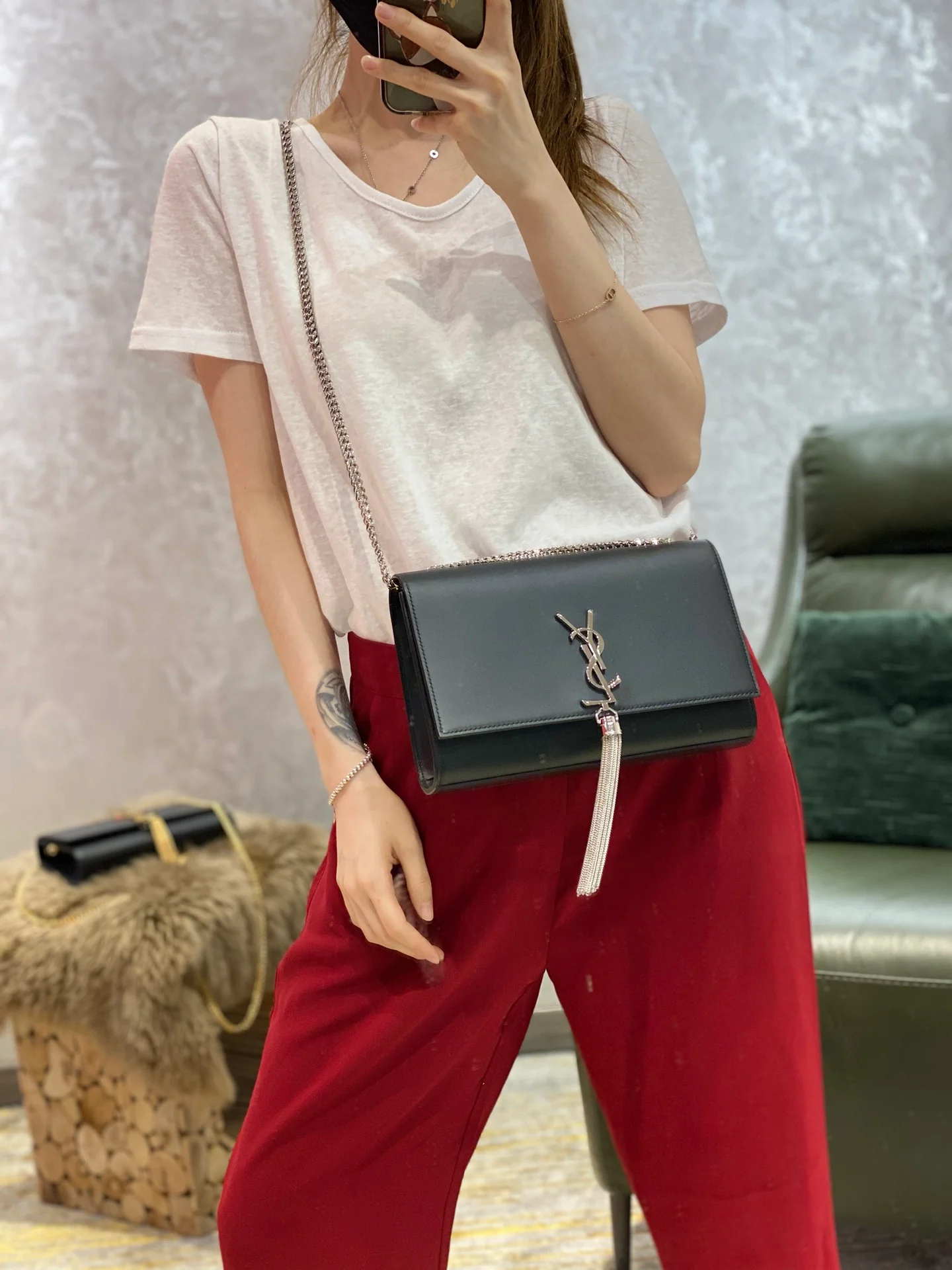 Черная сумка-кроссбоди YSL Kate с цепочкой и серебряной пряжкой