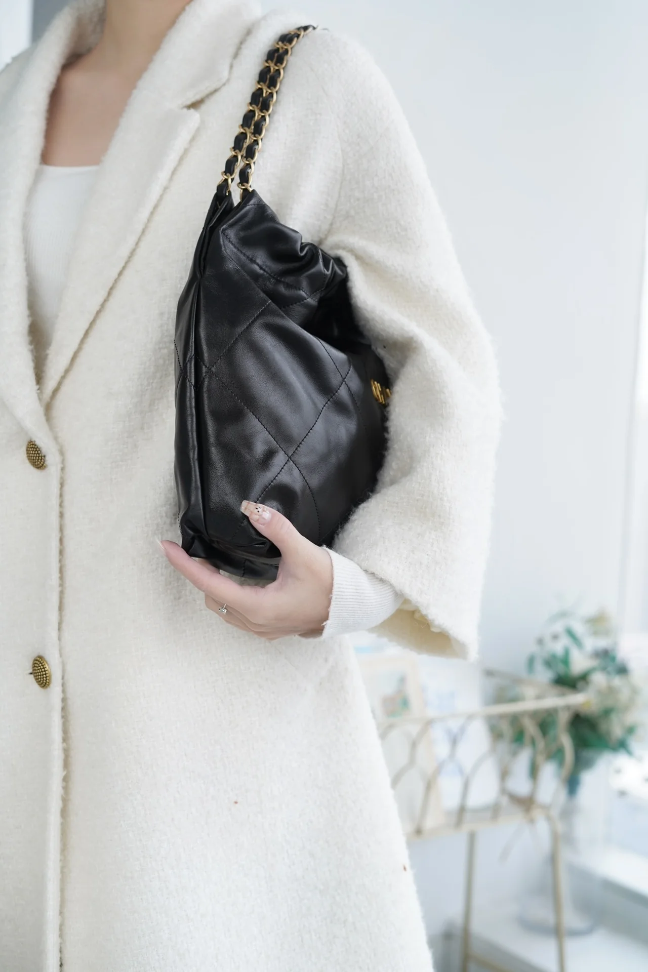 Сумка Chanel No. 22 — горизонтальный дизайн — черно-золотая