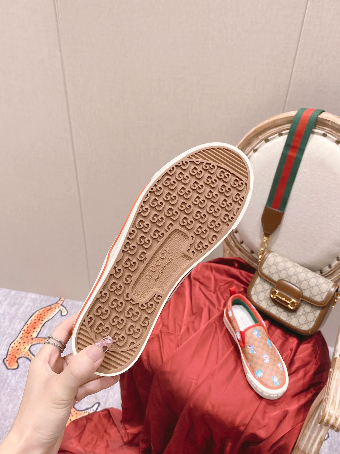 Классические лоферы Gucci 1977 из серии ?Дораэмон? — парусиновые туфли.