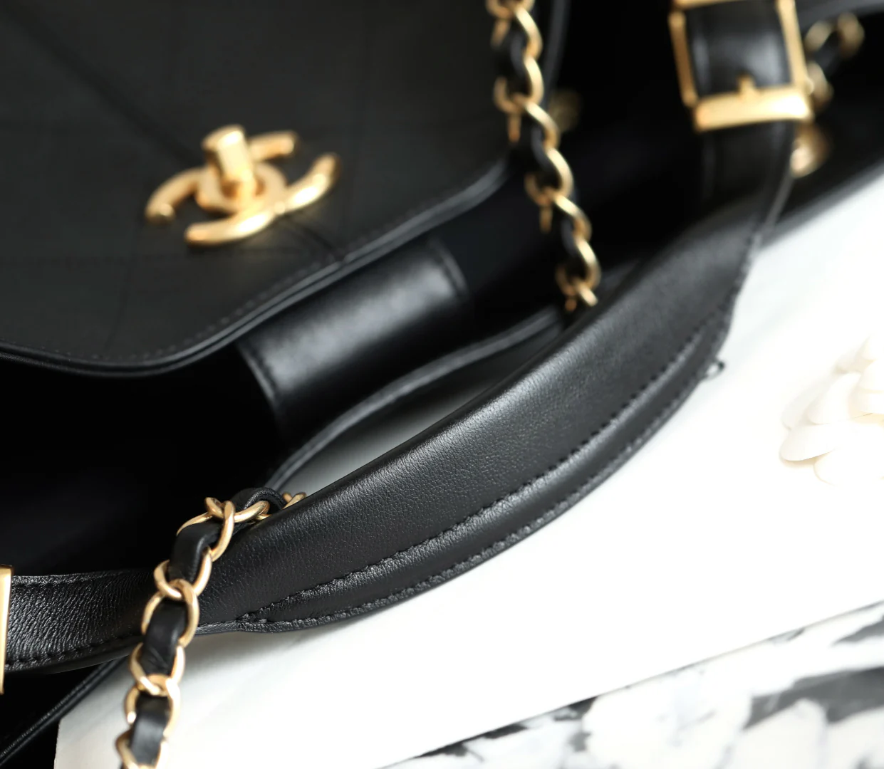 Chanel - ??? - Горизонтальная сумка-шоппер из телячьей кожи - Черная с золотой фурнитурой