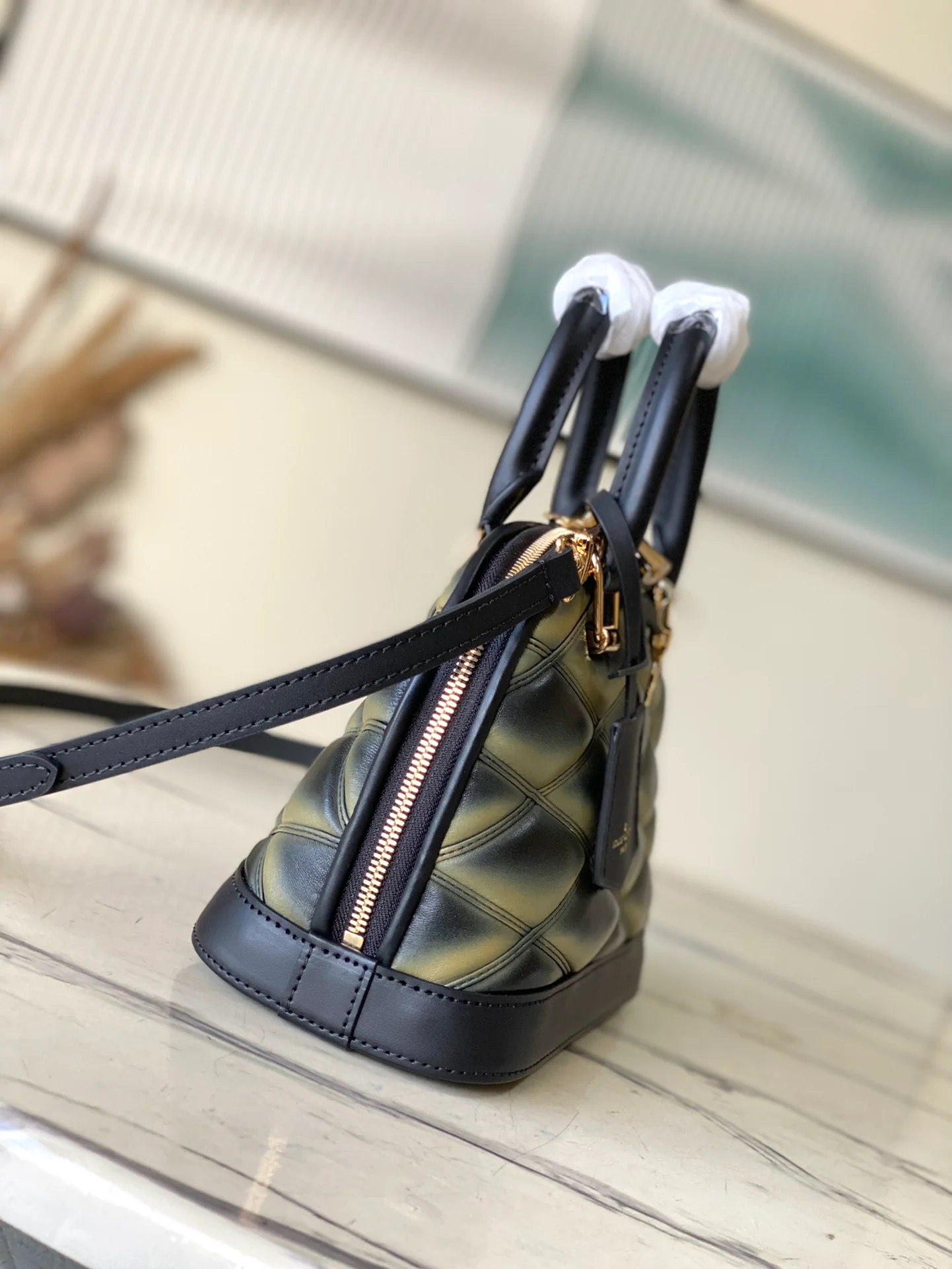 m23666-LV-nicolas-ghesquiere-shell bag-black gradient