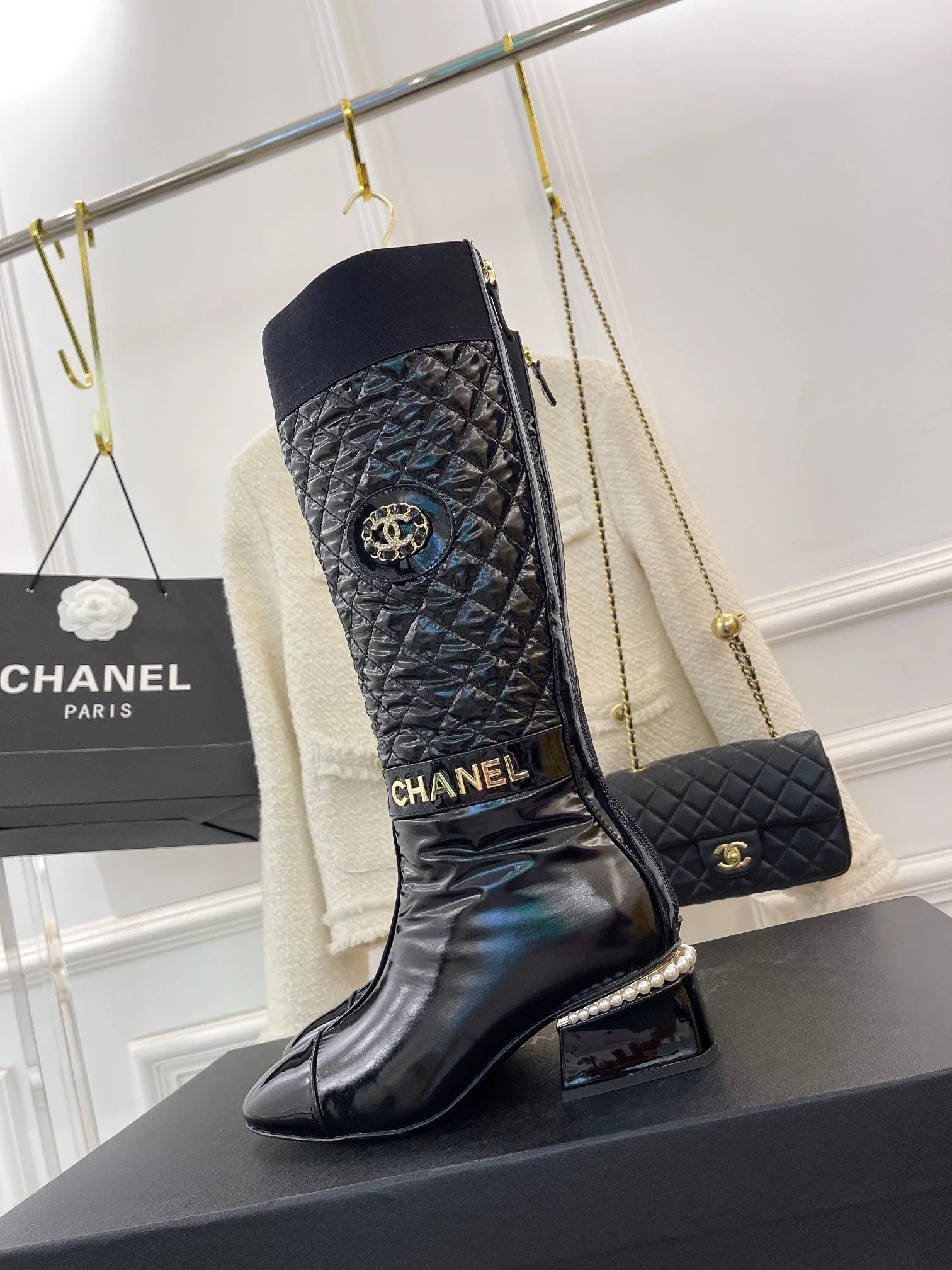 Новинка сезона осень/зима 2022 от Chanel — клетчатые высокие сапоги.