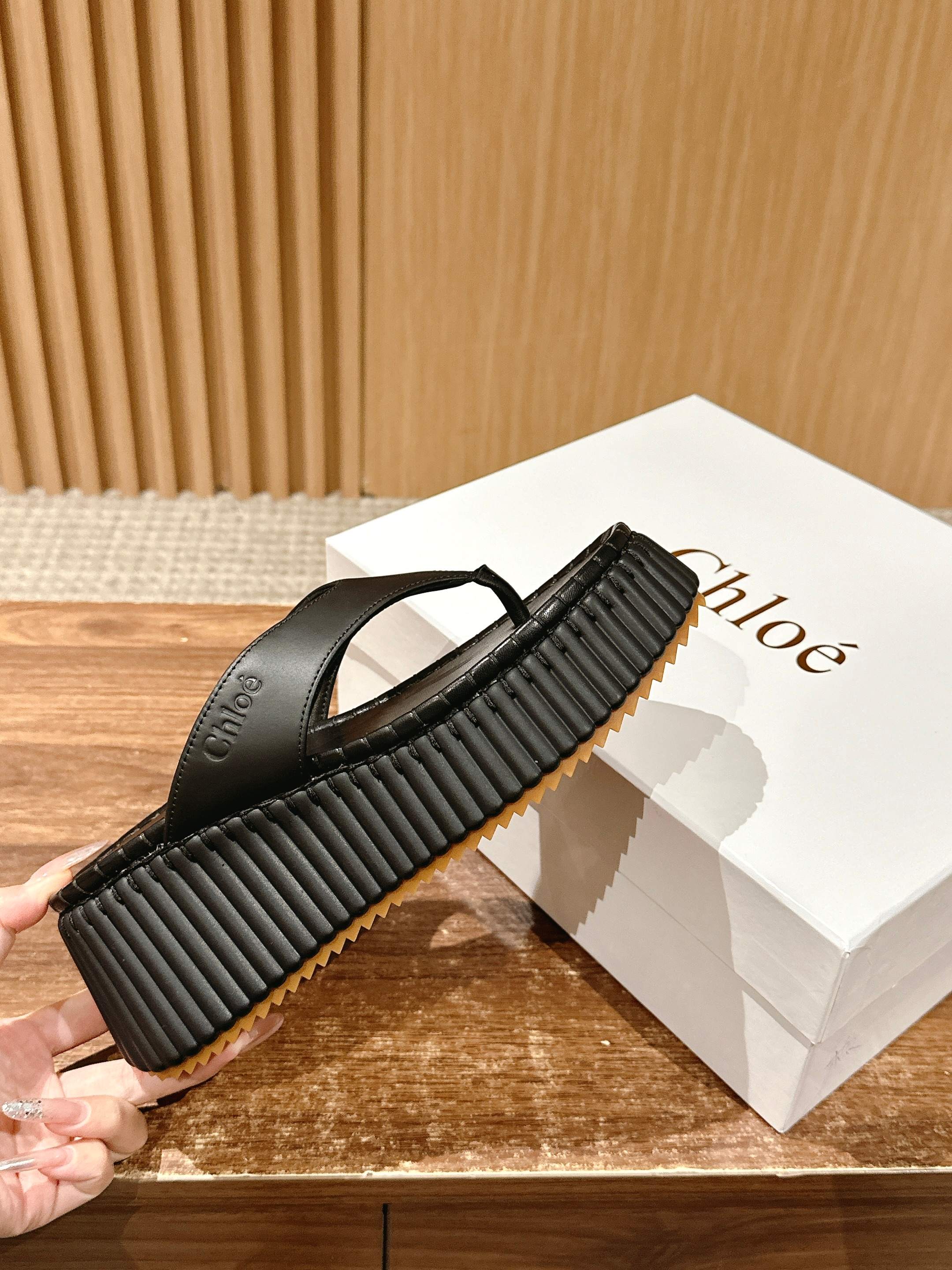 Шлёпанцы на платформе Chloe - чёрные