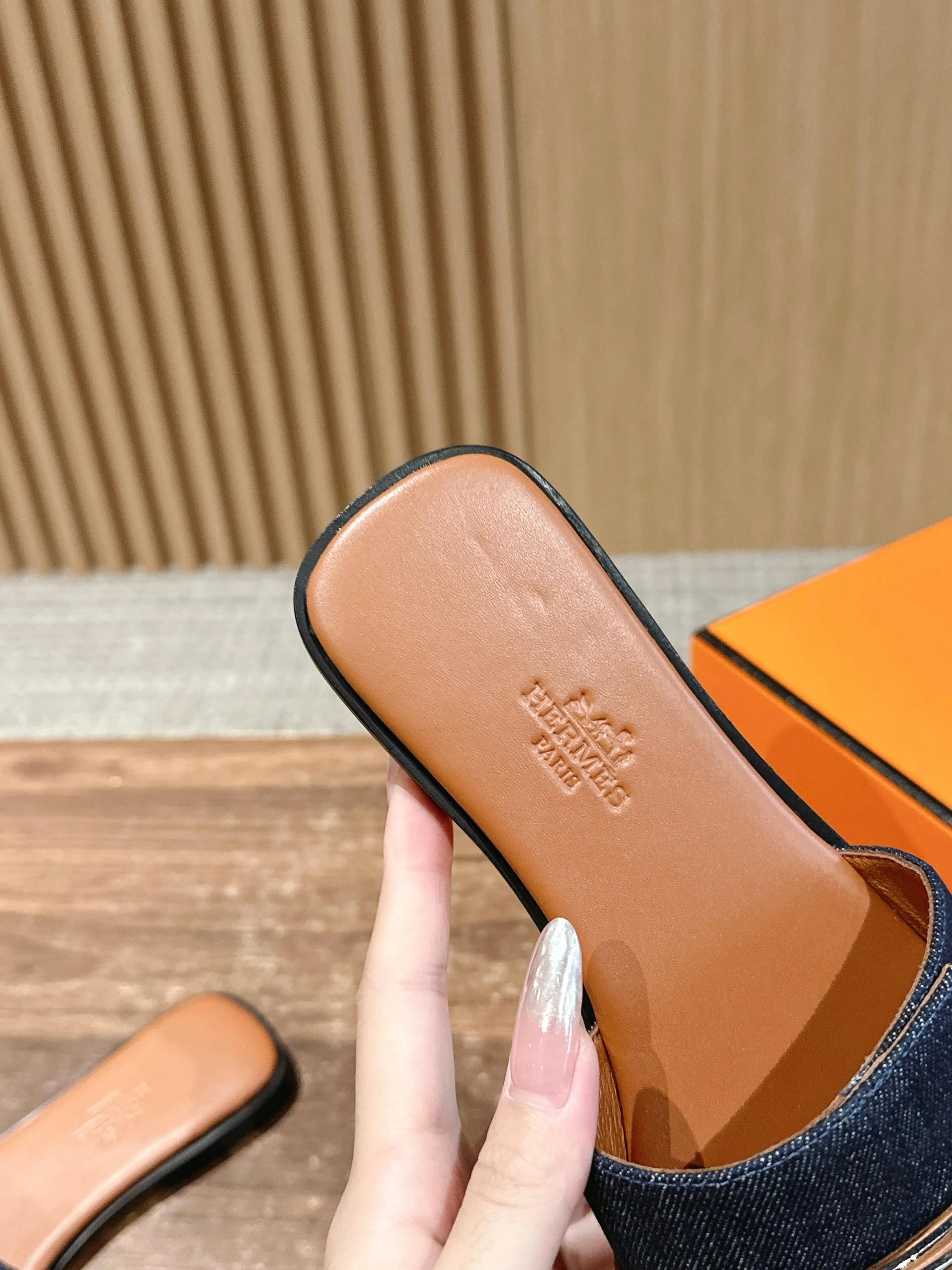 Сандалии Hermes Kelly с пряжкой, коричневые.