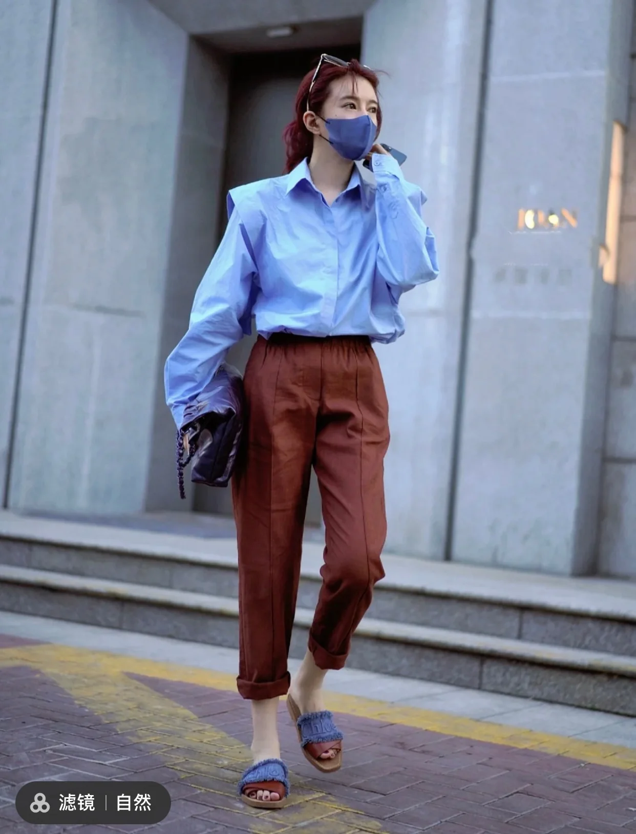 Сумка Chanel 22 - маленькая, металлизированная, синяя.