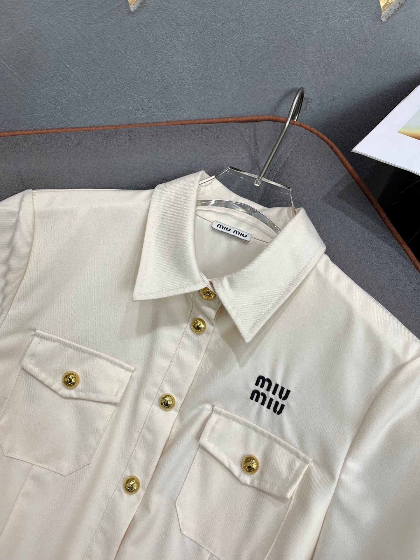 Miu Miu - Летнее платье нового стиля 2404-24ss с отложным воротником, вышивкой в ??виде букв и поясом - Модное белое.