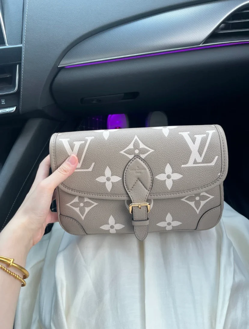 m46583-LV-diane Сумка-багет (наплечная/кроссбоди) - светло-серый