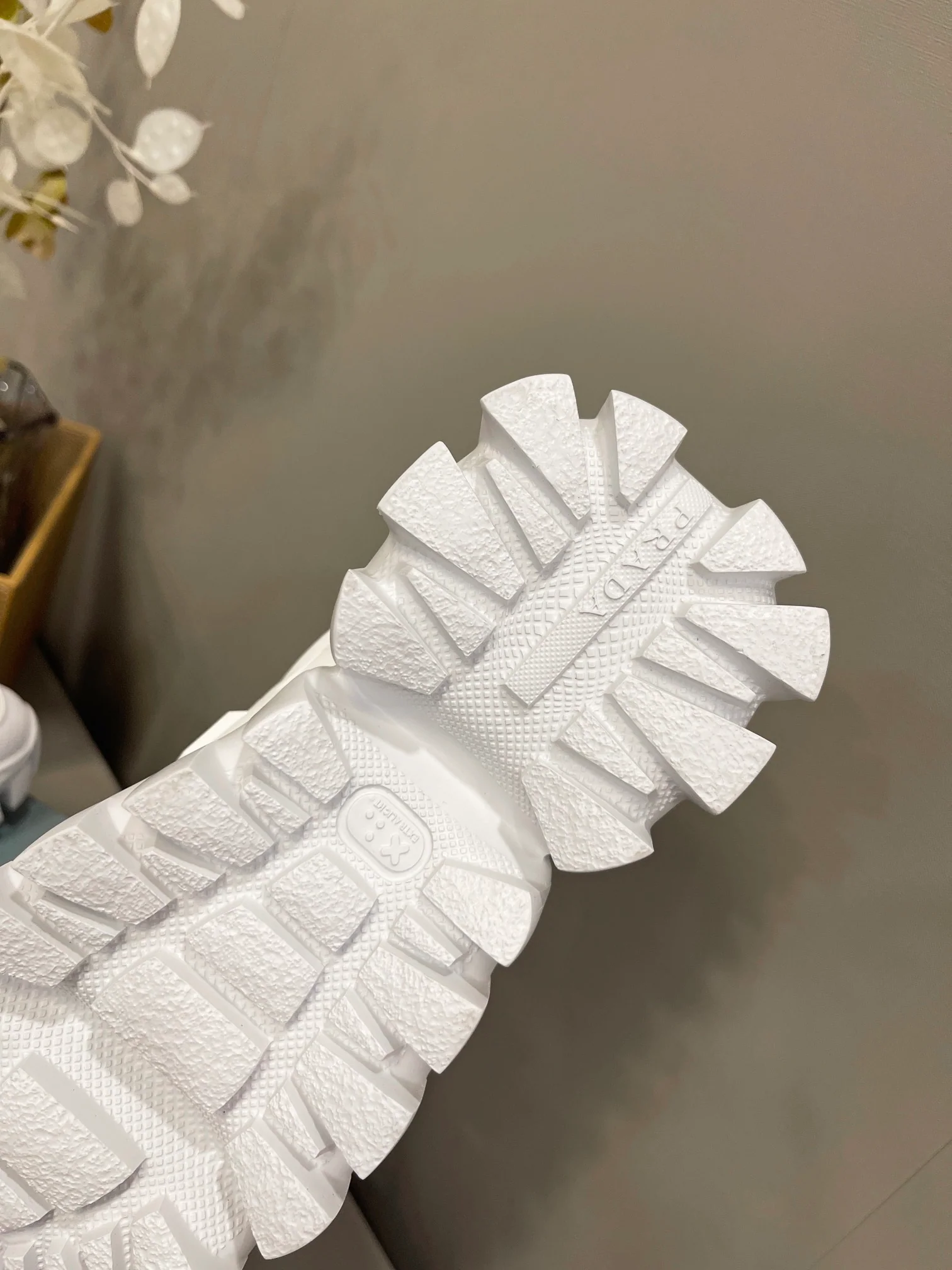 Новинка сезона весна/лето 2022 от Prada - повседневные туфли на платформе.