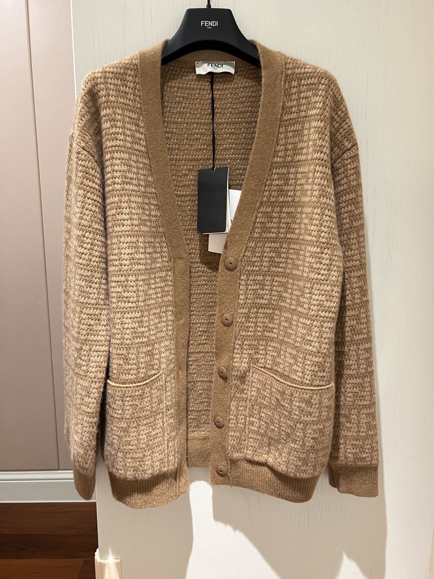 Кардиган Fendi-2403 с V-образным вырезом