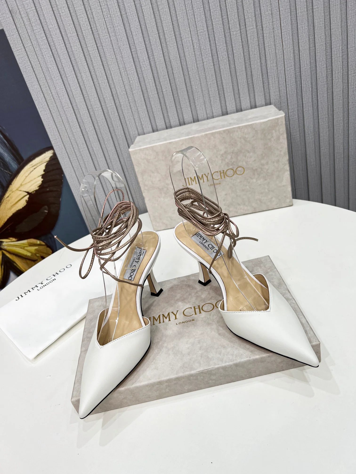 Туфли на каблуке с острым носком и ремешками Jimmy - белые