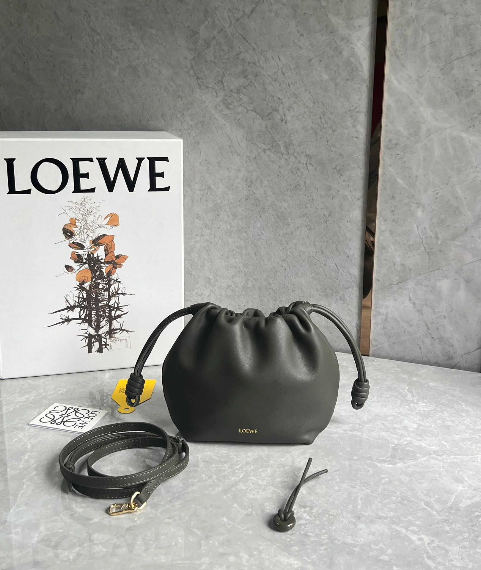 Сумка Loewe Flamenco из овечьей кожи - темно-зеленого цвета.