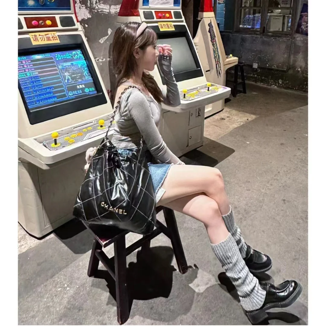 Сумка Chanel из круизной коллекции 2023 года, размер 22, средний размер, черная. Фотографии в действии.