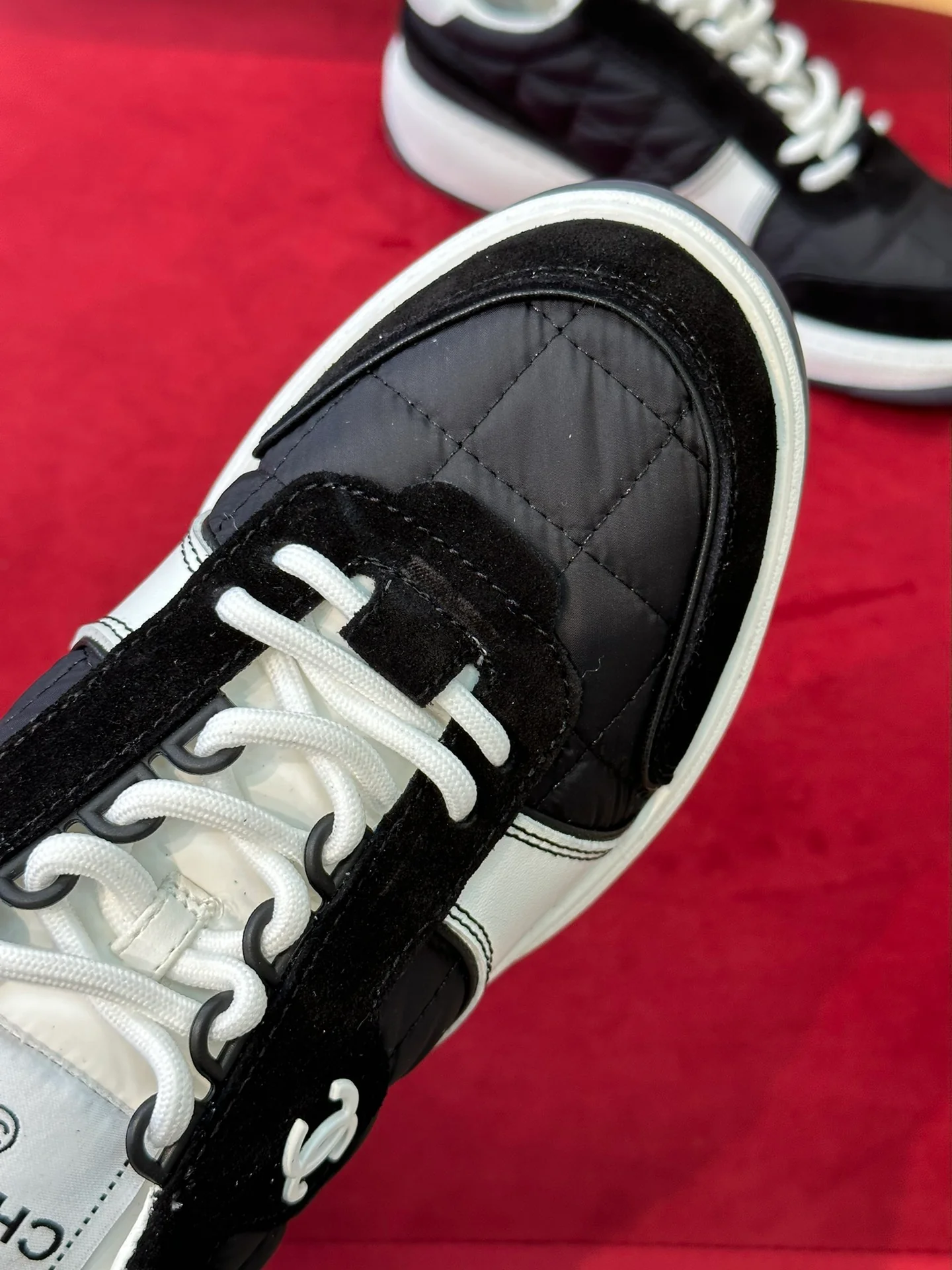 Новинка 2023 года от Chanel - Классические белые кроссовки, украшенные стразами Swarovski.