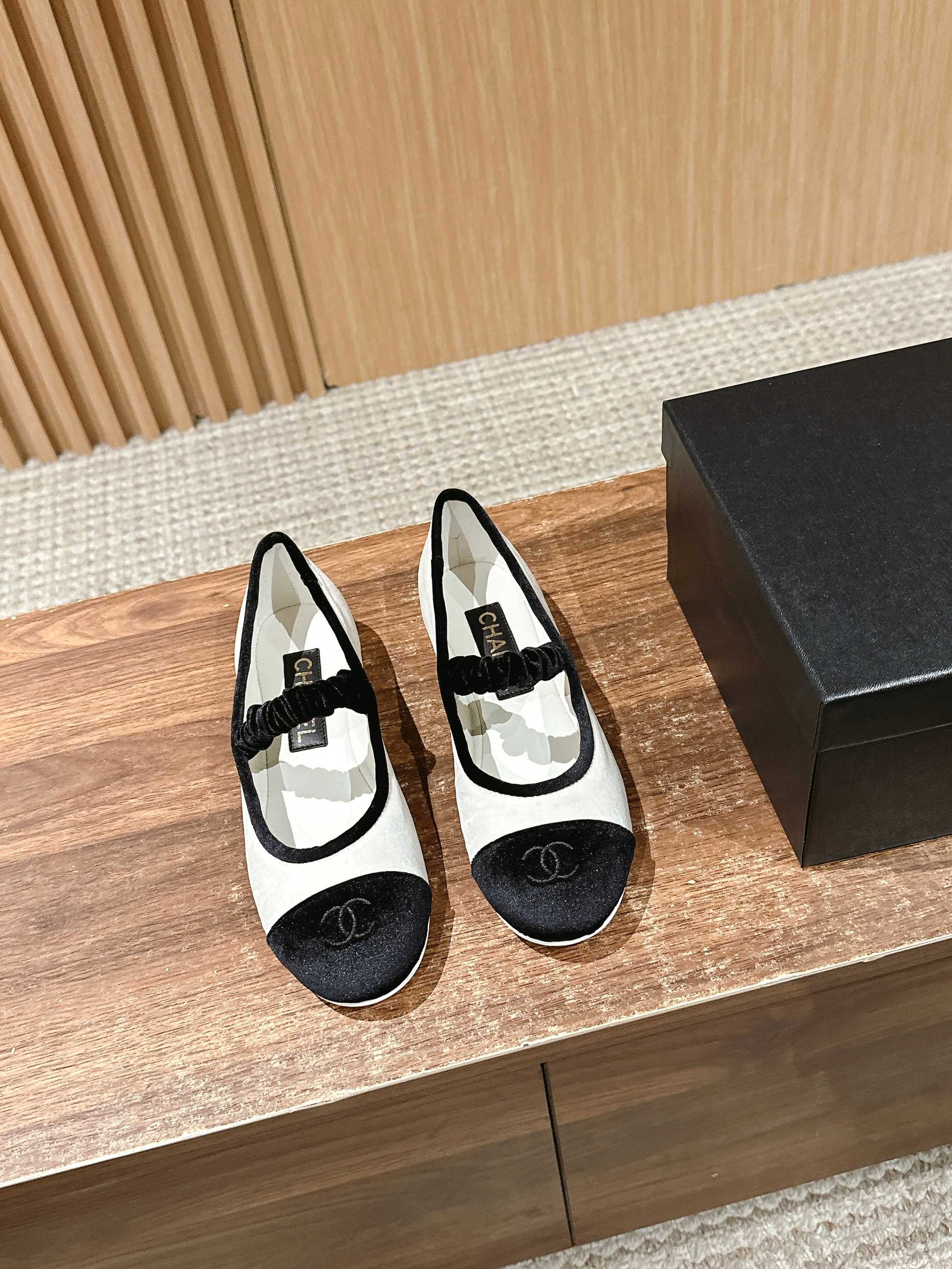 Новинка сезона весна/лето 2025 от Chanel - туфли Мэри Джейн из белой замши.