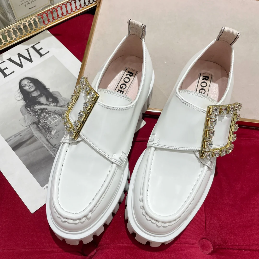 Лоферы из лакированной кожи с пряжками - белые