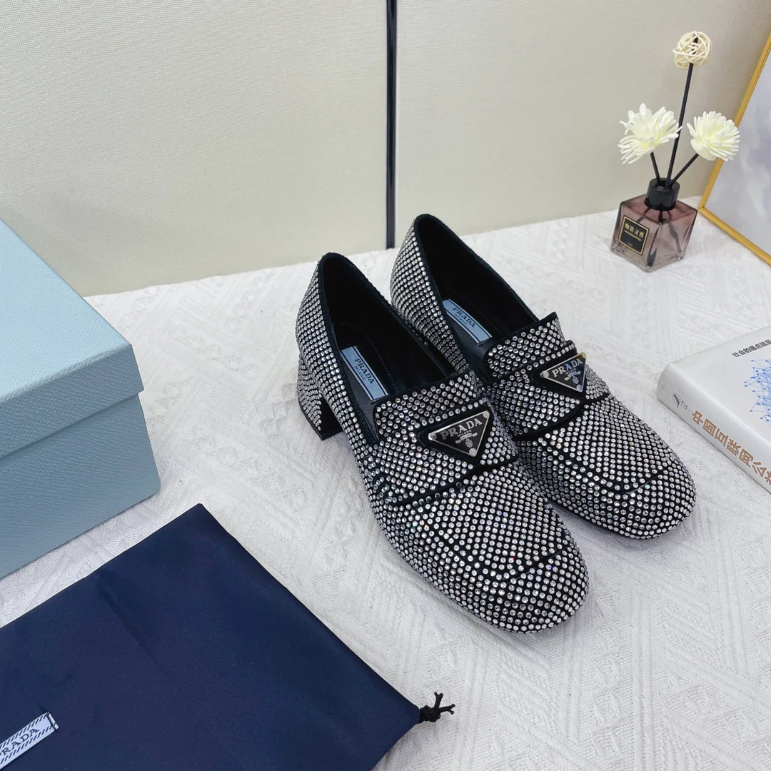 Туфли Prada, лоферы Prada на низком каблуке, украшенные стразами, серебристые.