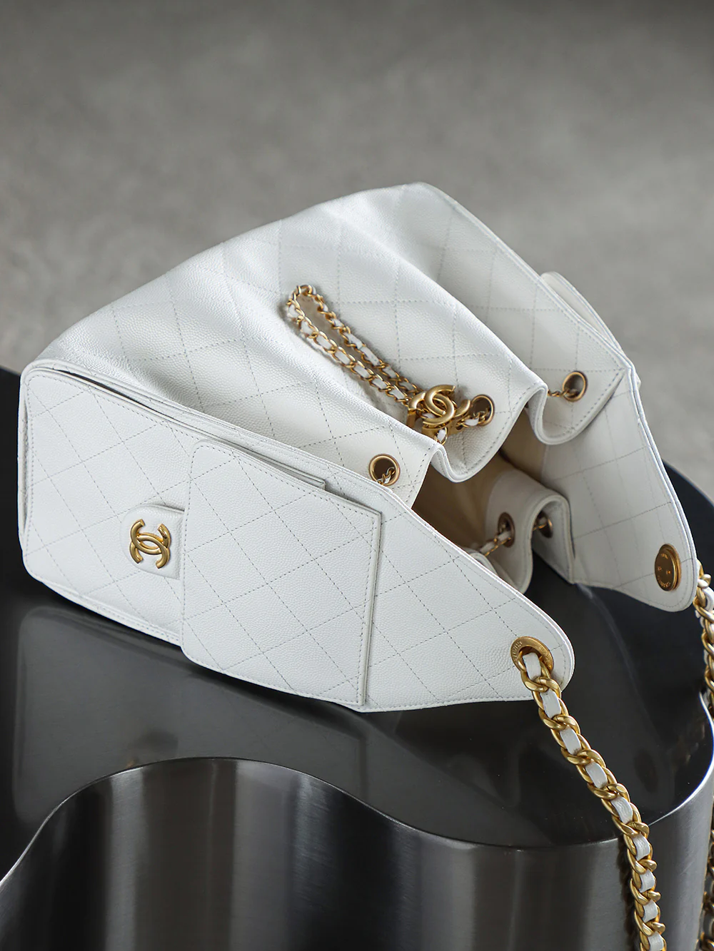 Сумка-хобо Chanel 25c Hippie, белая, маленькая, с золотой пряжкой.