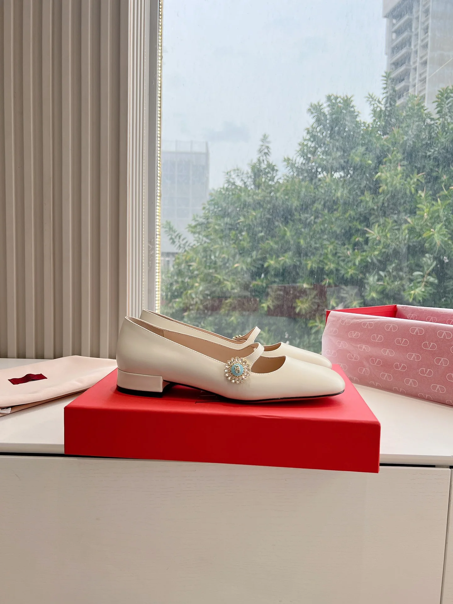 Туфли на низком каблуке с закругленным носком Valentino 2024 — белые.