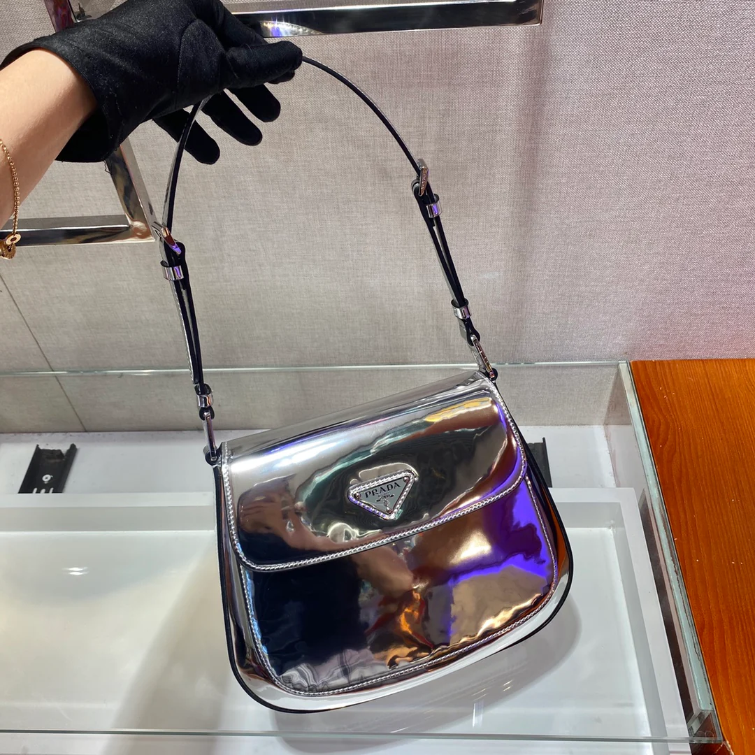 Prada - Новая винтажная сумка Cleo через плечо, большой размер, серебристый цвет.