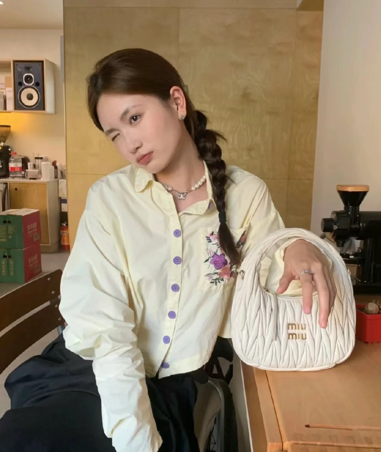 Сумка Miu Miu Wander — маленькая, из овечьей кожи — носите и делитесь с другими.