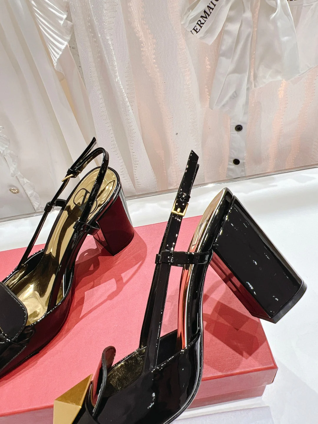 Новинка лета 2023 от Valentino - Босоножки на массивном каблуке с крупными заклепками - Черные