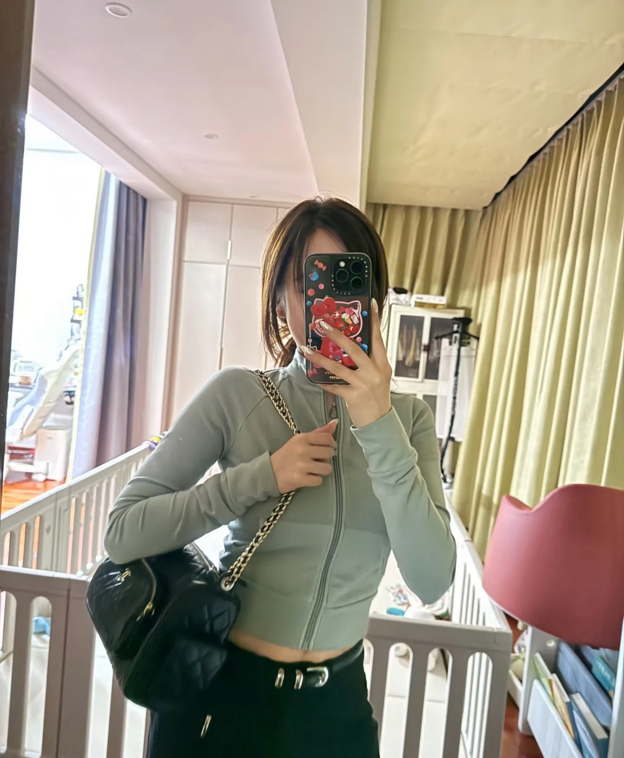 Большая многофункциональная сумка для фотоаппарата Chanel из 24-каратного золота — черная.