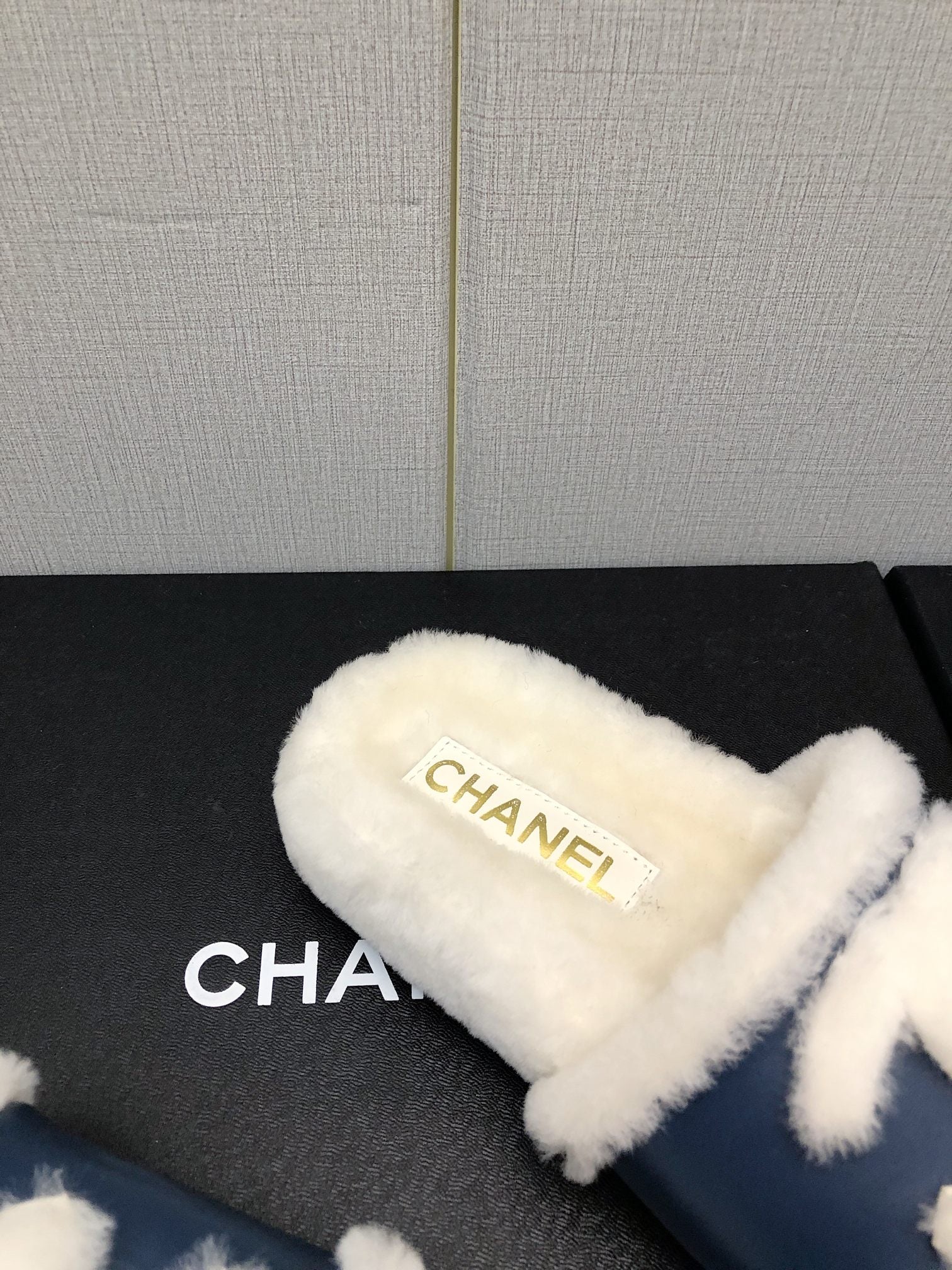 Новинка сезона осень/зима 2023 от Chanel - шерстяные тапочки в клетку - кожаные, синие.