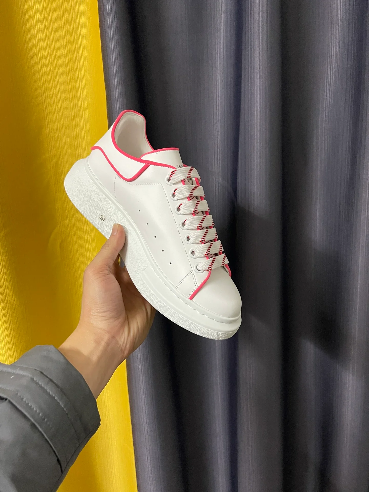 Классические белые кроссовки McQueen - унисекс - светоотражающие, розово-красные (3M).