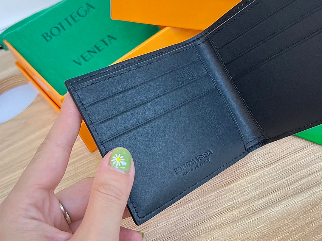 BV-大编织 两折扣短夹 牛皮 11.5x9.5cm