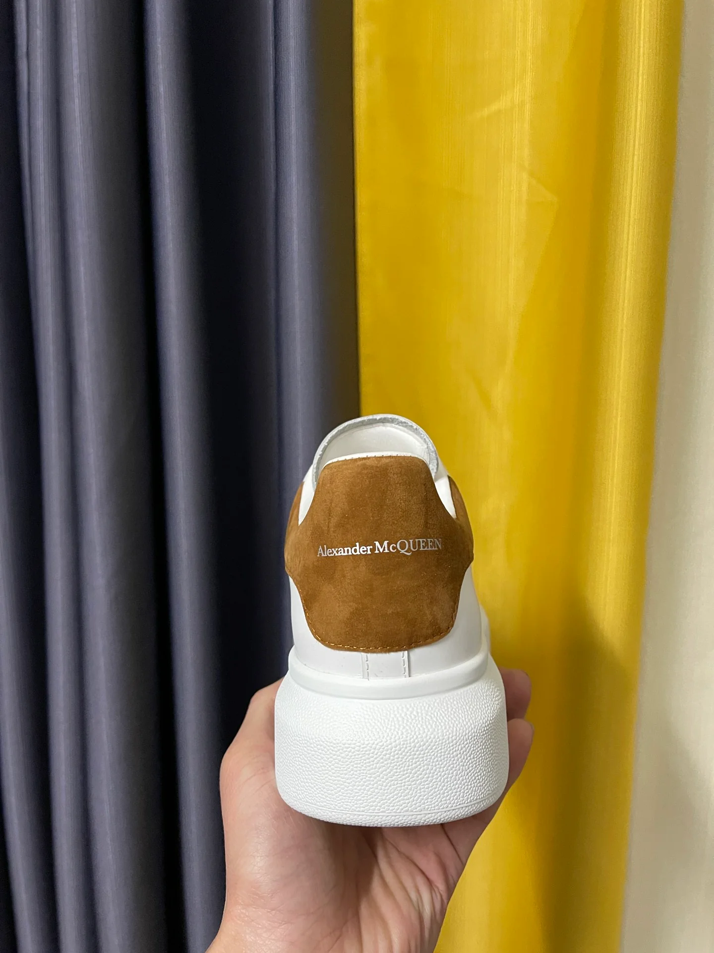 Классические белые кроссовки McQueen с коричневой замшевой подошвой на каблуке.