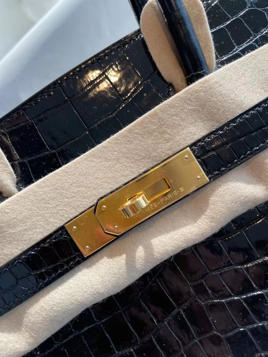 Сумка Hermes Birkin 30 из кожи аллигатора, черная, с золотой пряжкой.