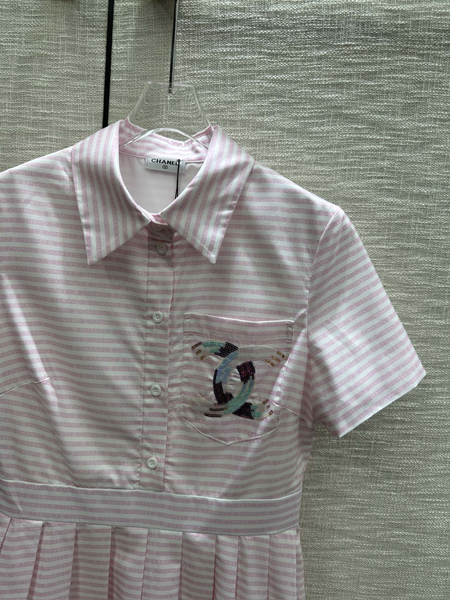 Платье Chanel 2403 с воротником, украшенным множеством пайеток, и короткими рукавами - розовое.