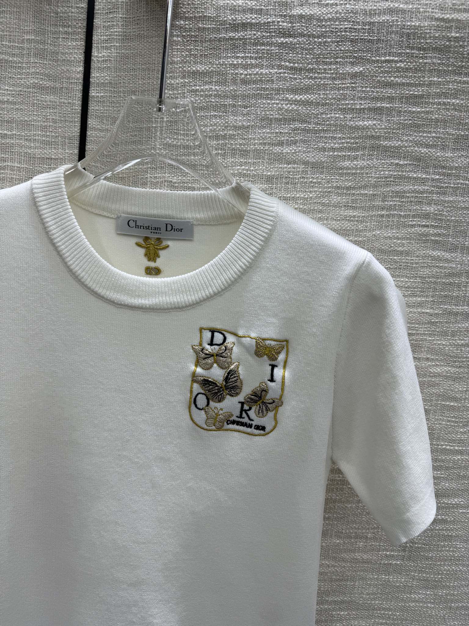 Вязаный свитер Dior 2403 с вышитой бабочкой, круглым вырезом и короткими рукавами - белый