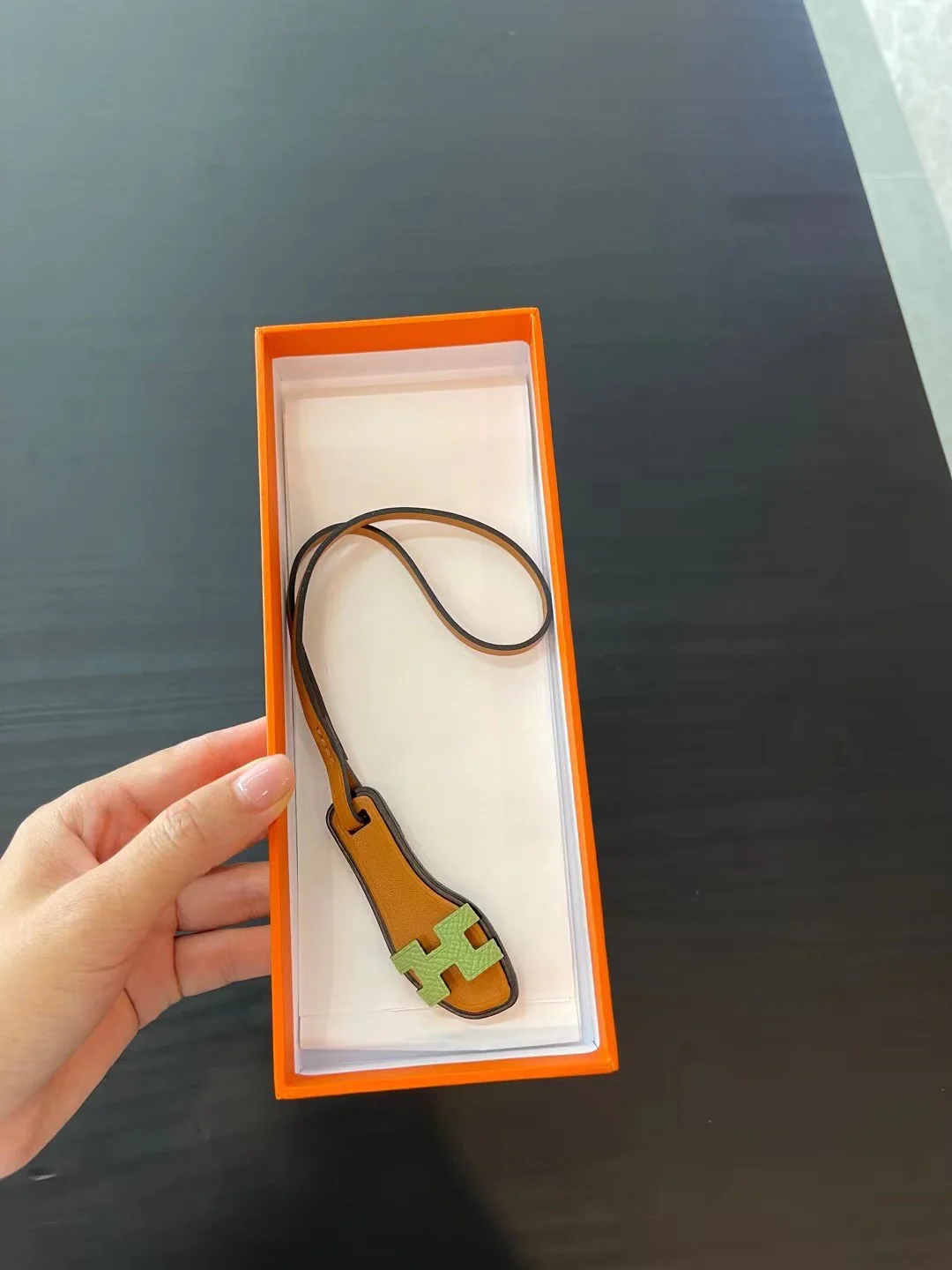 Подвеска в виде туфельки Hermes.