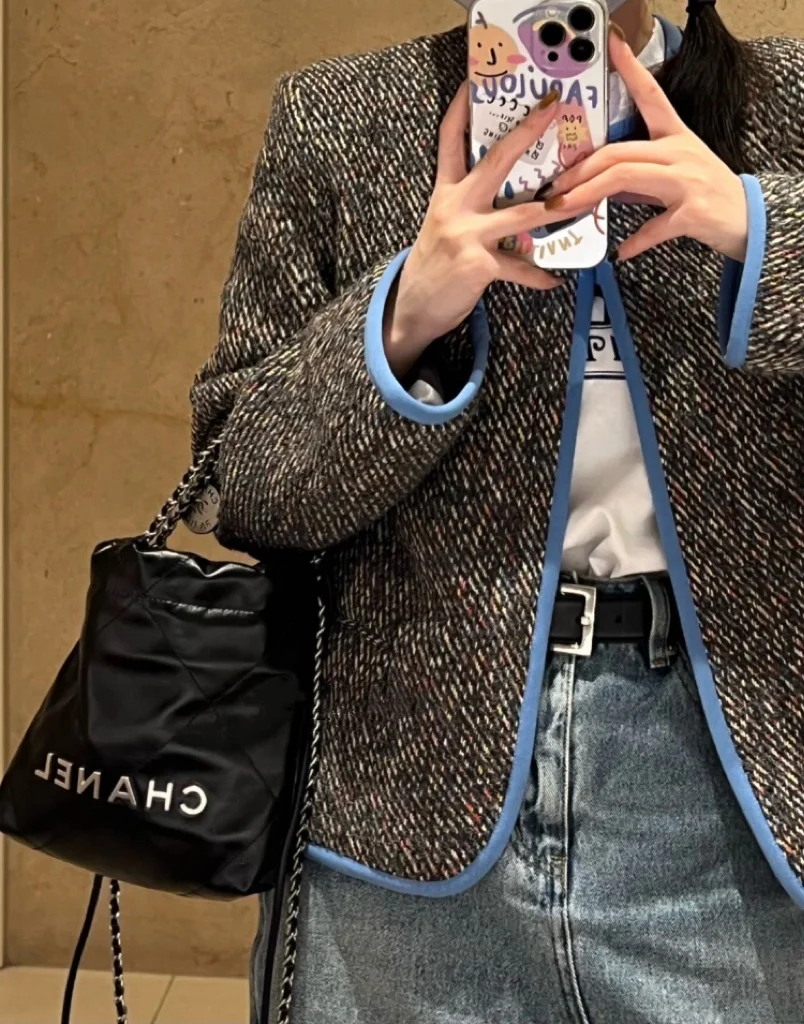 Новинка сезона весна/лето 2023 от Chanel - сумка 22 - мини - черно-серебристая - на фото.