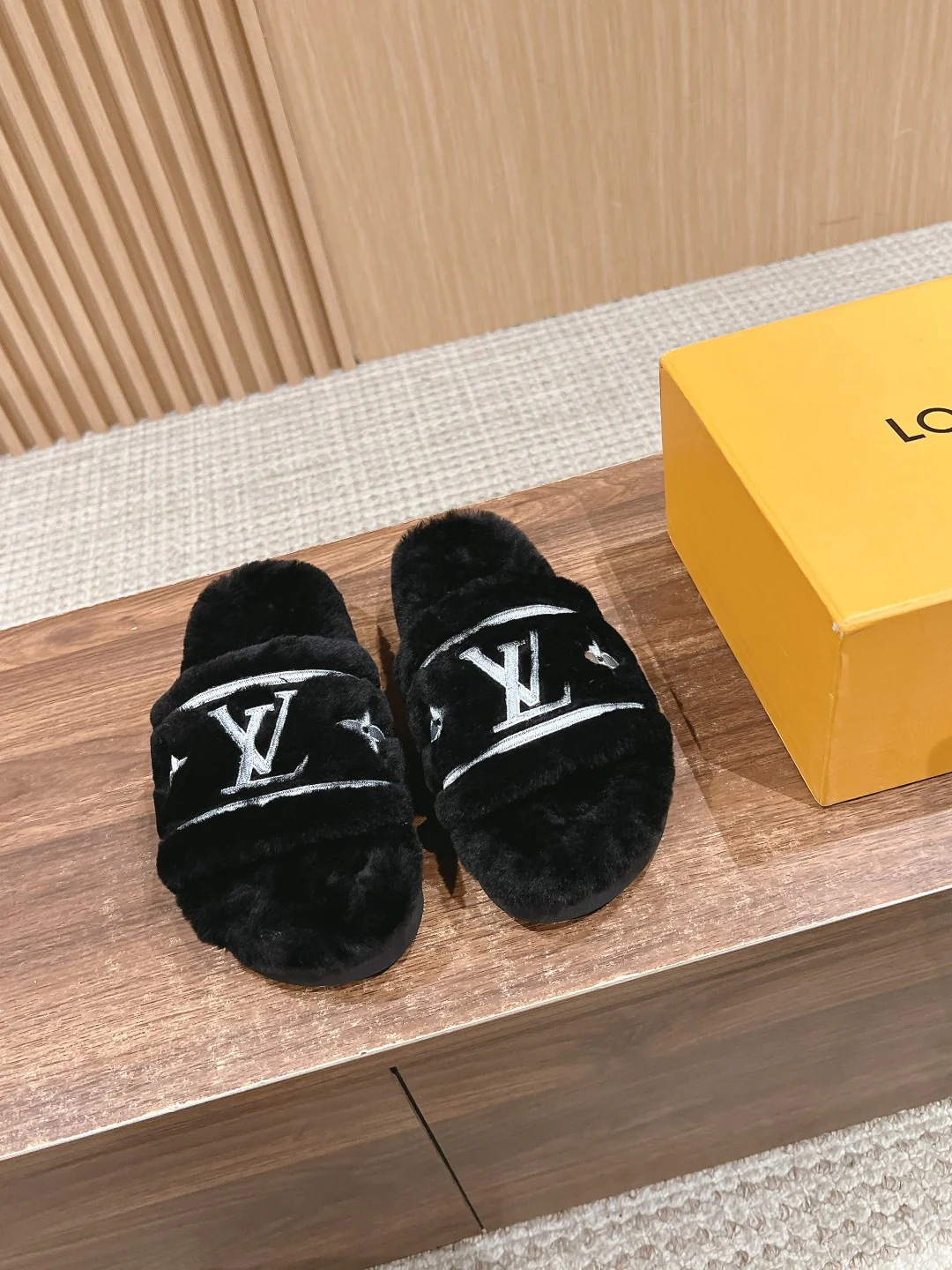 Шерстяные тапочки LV-2024 на плоской подошве - черные