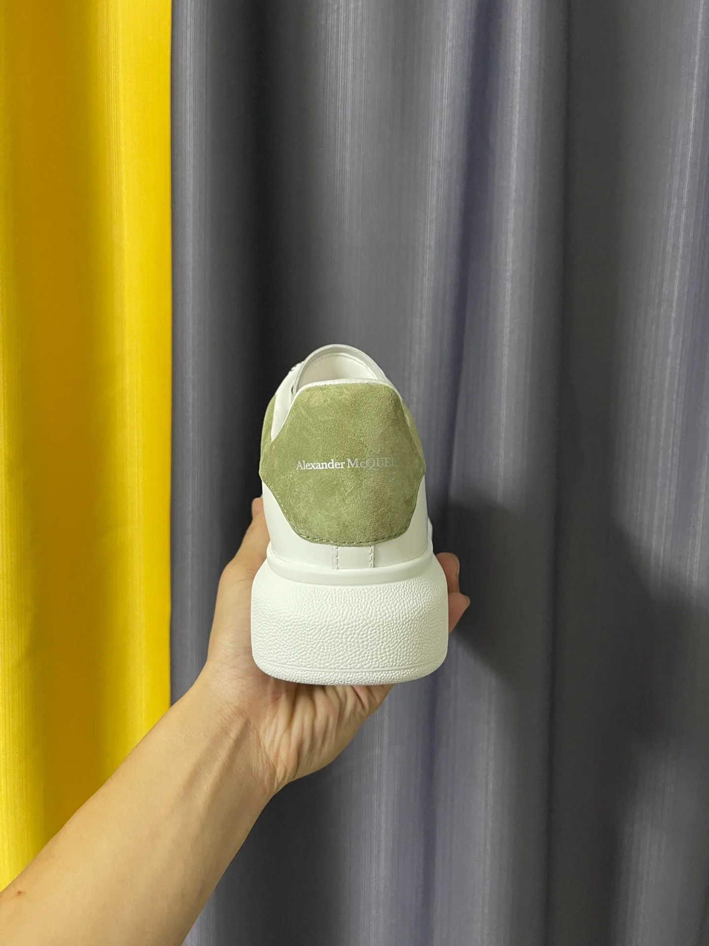 Классические белые кроссовки McQueen - унисекс - новый цвет - бархатная пятка травянисто-зеленого цвета