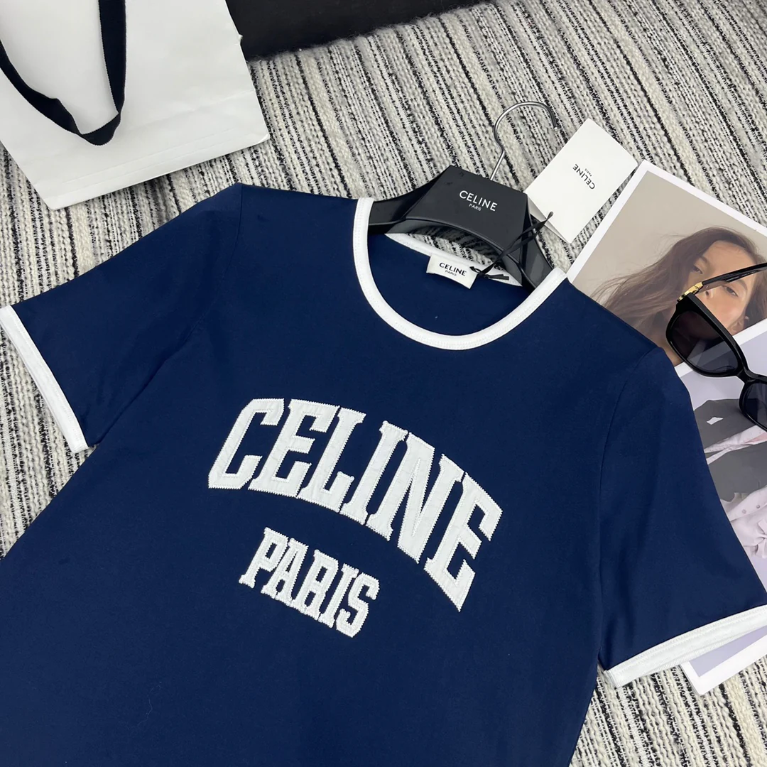 Celine - 2403 - 2024 Новая весенняя футболка с коротким рукавом и вышивкой буквами, выполненная в стиле колор-блок.