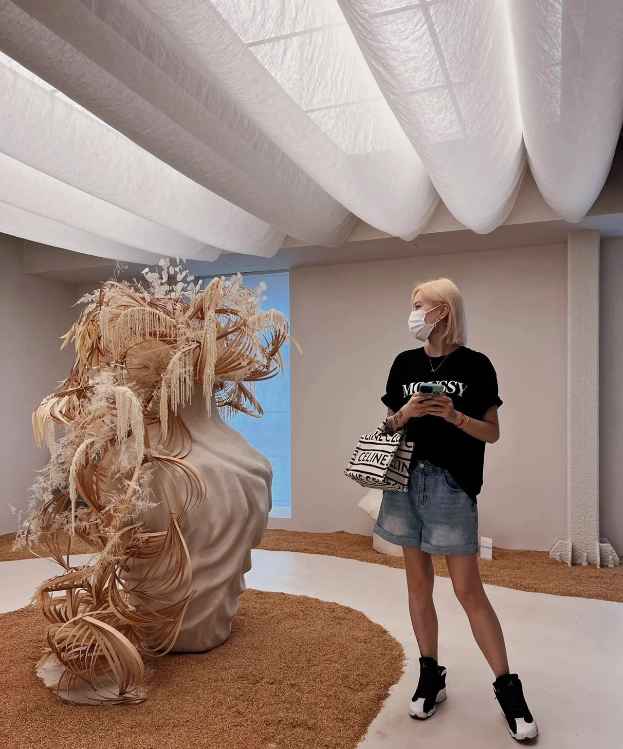 Сумка-тоут Celine New Cabas Thais, маленькая, бело-черная.