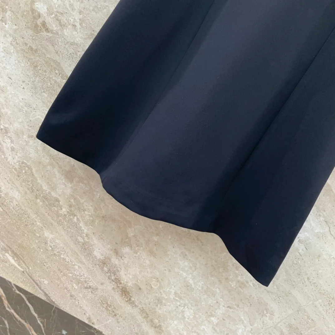 Платье Miu Miu-2404 с короткими рукавами и воротником, украшенным множеством стразов.