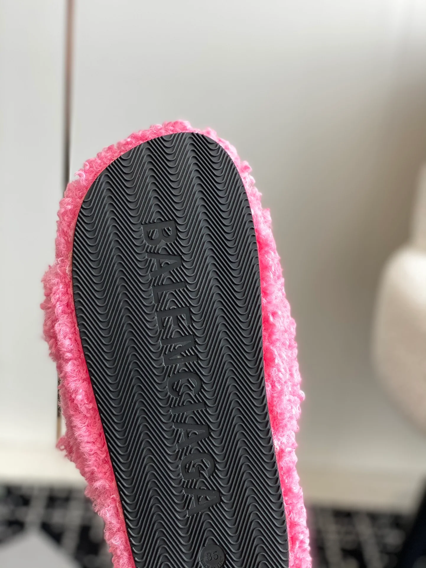 Новинка сезона осень/зима 2023 от Balenciaga - Меховые тапочки - Розовые с пряжкой