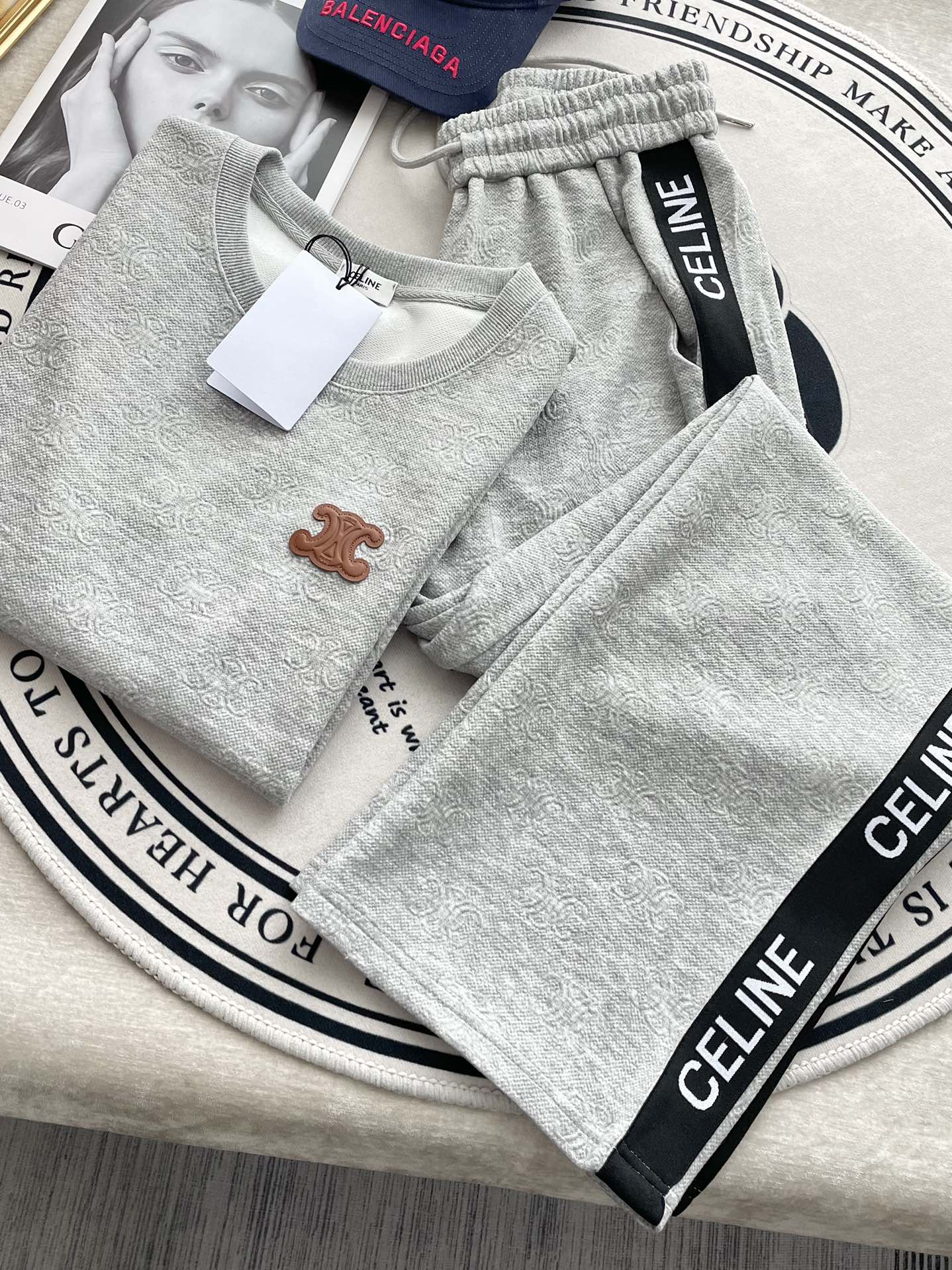 Комплект Celine-2403: футболка с коротким рукавом и повседневные брюки с тисненым узором ?Триумфальная арка? — серый.