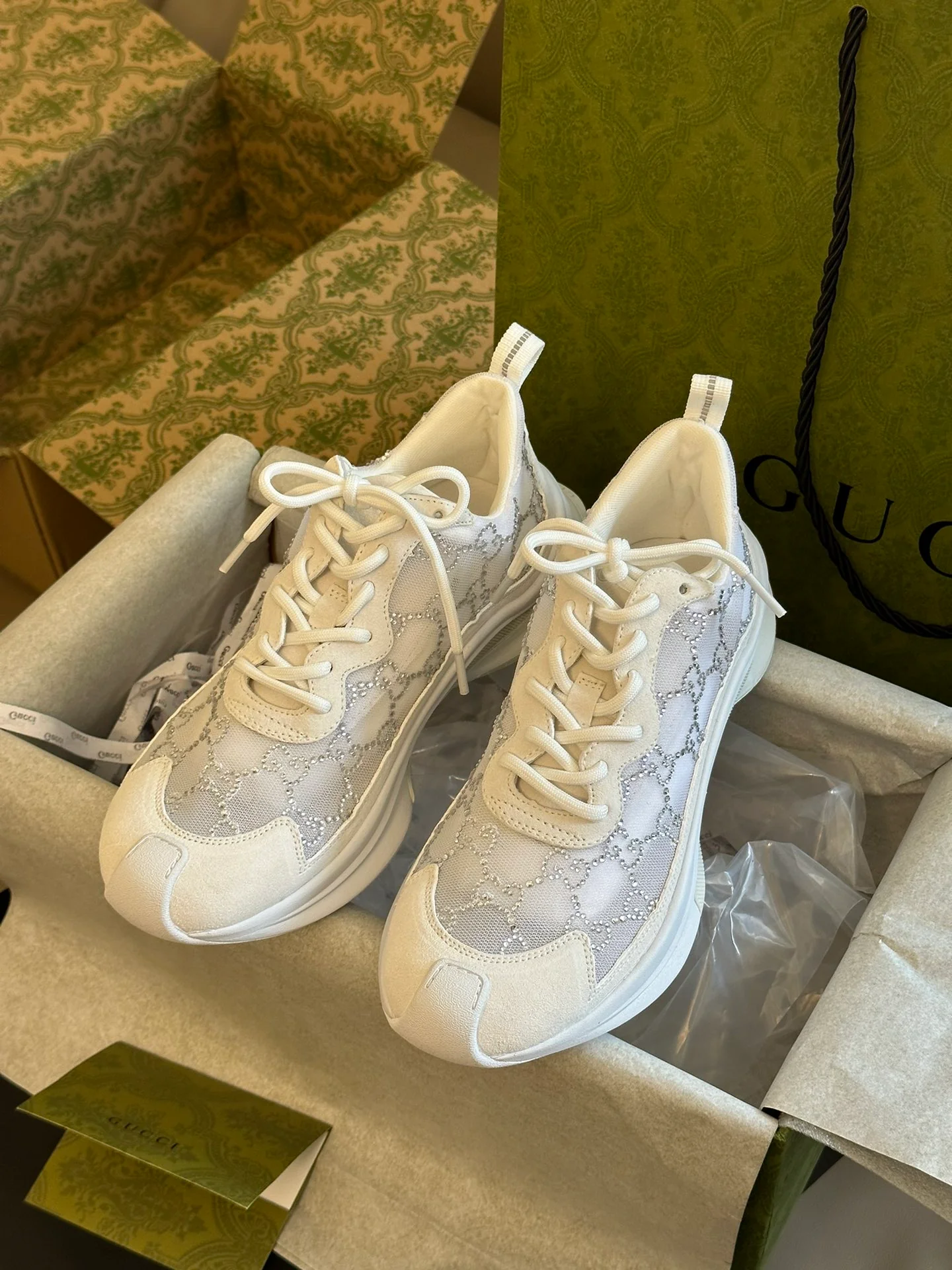 Gucci - Замшевые кроссовки с кристаллами и стразами, белые