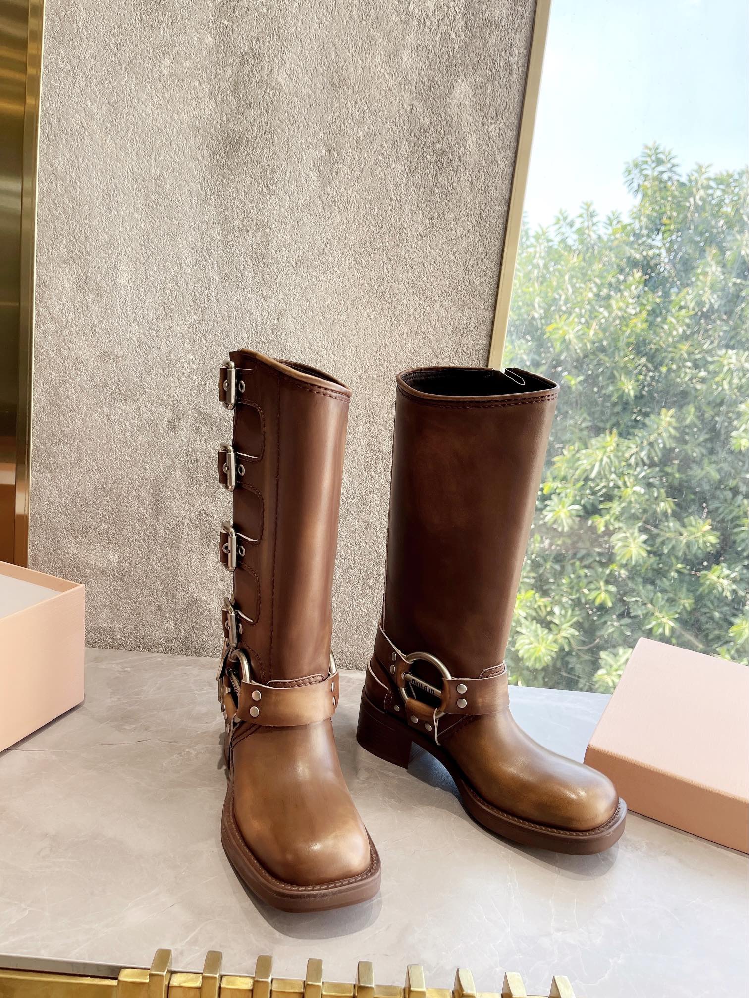 Новинка осенне-зимней коллекции Miu Miu 2022 — сапоги в стиле вестерн — коричневые.