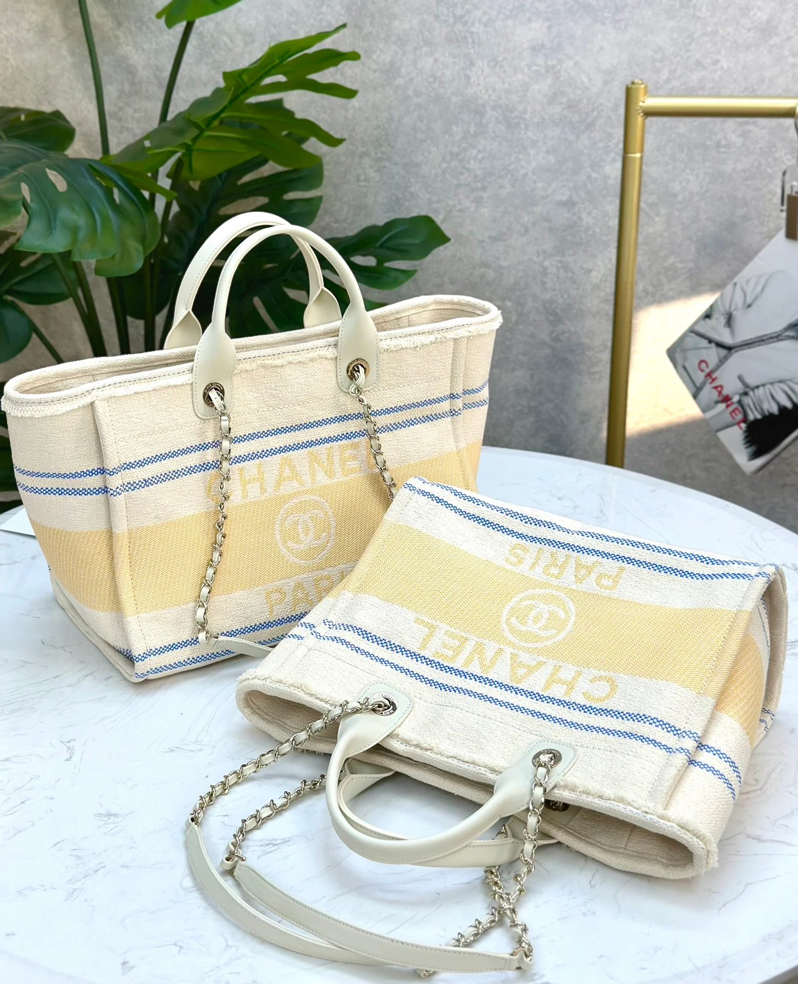 Пляжная сумка Chanel 25c, косметичка, ярко-желтая.