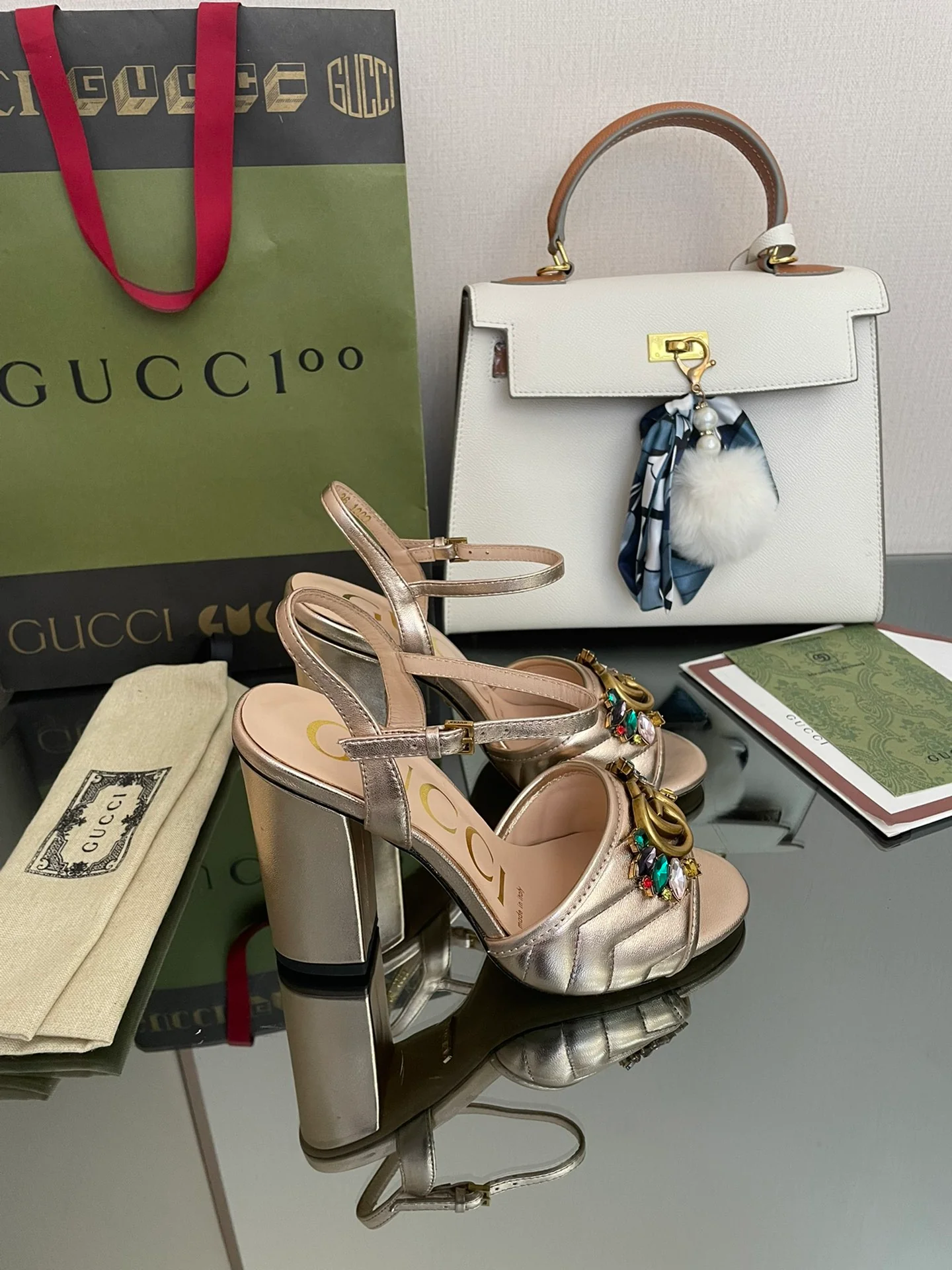 Босоножки Gucci 2022 на высоком каблуке, украшенные стразами.